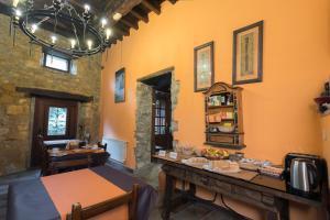 桑提亚纳德玛Posada de la Abadia - Adults Only的用餐室配有餐桌和食物