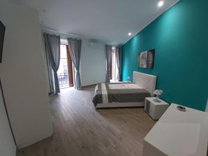 那不勒斯Dormire a Napoli Centro Holiday House Casa Vacanza的一间卧室设有一张床和绿色的墙壁
