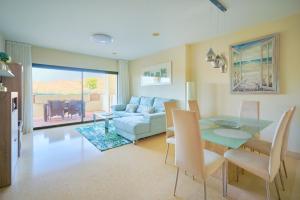 贝纳阿维斯Capanes del Golf的客厅配有桌子和沙发