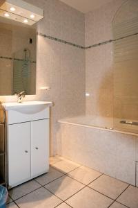 塔卢瓦尔弗洛里蒙塔纳酒店的浴室配有盥洗盆和浴缸。