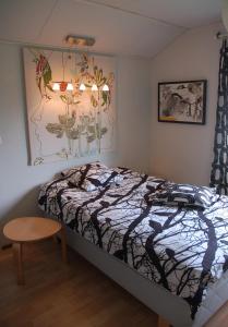 拉赫蒂Garden Villa Lahti的卧室配有一张床,墙上挂着一幅画