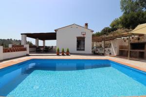 弗里希利亚纳Villa Algar SpainSunRentals 1126的一座带游泳池和房子的别墅