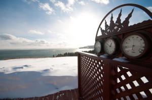 拉马巴耶野外新风木屋的雪 ⁇ 上的钟表和海洋