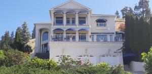 LakeView House with 4 rooms Kelowna near downtown & Knox Moutain