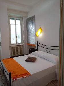 莱萨Rainbow Relais的一间卧室配有一张带橙色毯子的床