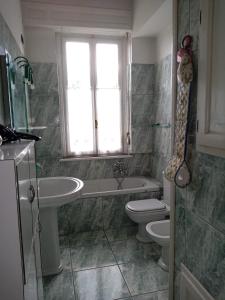 莱萨Rainbow Relais的一间带水槽和卫生间的浴室以及窗户。