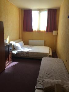 塞扎纳Motel Sofia的酒店客房设有两张床和电视。