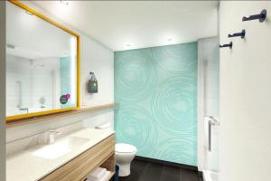 爱丁堡Tru By Hilton Edinburg的一间带卫生间、水槽和镜子的浴室