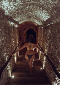 巴利亚多利德曾提克酒店及盐洞的走下隧道的黑人比基尼女人