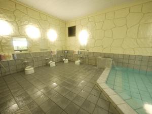 南阿尔卑斯市南阿尔卑斯山路线酒店的一间带3个卫生间和游泳池的浴室