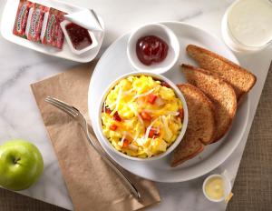 乔普林Home2 Suites By Hilton Joplin, MO的盘子,包括一碗鸡蛋和烤面包