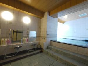 上田市HOTEL ROUTE-INN Ueda - Route 18 -的浴室设有2个水槽和镜子