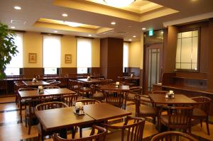 长滨市长滨路特因特酒店的用餐室配有木桌和椅子