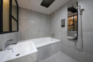 全州市2Night Business Hotel的浴室配有白色浴缸和水槽