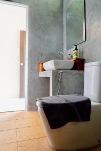 涛岛Aiya Resort Koh-Tao的一间带水槽和镜子的卫生间的浴室