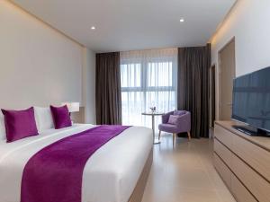 海防海丰美居酒店的酒店客房设有一张大床和一台电视机。