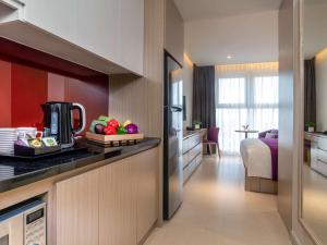海防海丰美居酒店的酒店客房设有厨房和卧室