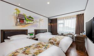 北京时光漫步怀旧主题酒店(北京恭王府店）的一间酒店客房,设有两张床和电视