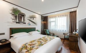 北京时光漫步怀旧主题酒店(北京恭王府店）的酒店客房设有一张大床和一张书桌。