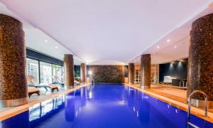 悉尼悉尼阿莫拉吉姆森酒店的游泳池,位于酒店,设有大堂