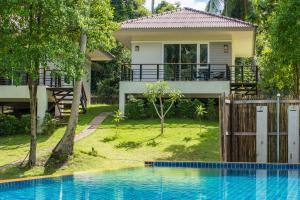 西塔努帕岸岛阿库纳酒店的房屋前有游泳池的房子