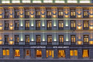第比利斯Hotel Aqua Liberty的建筑的外墙,有灯光的窗户