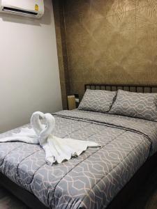 清迈SB Holiday Resort Chiang Mai的一张带两个天鹅的毛巾床