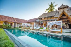 龙目岛库塔Nativo Lombok Hotel的一座带游泳池和度假村的别墅