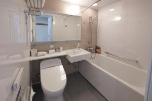 尼崎市HOTEL VISCHIO AMAGASAKI by GRANVIA的浴室配有白色卫生间和盥洗盆。