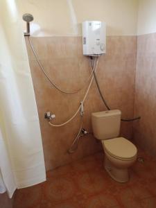 圣吉吉阿内尔简易别墅的一间带卫生间和淋浴的小浴室