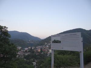 博尔若米Dalko的山坡上的一个标志,俯瞰着城市