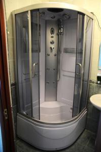 鲁斯塔维奥托帕帕酒店的浴室里设有玻璃门淋浴