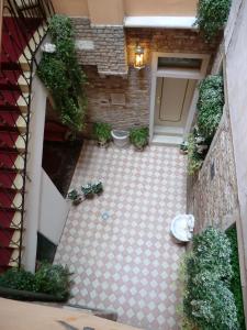 威尼斯洛坎达乐威娜酒店的享有种满植物的庭院的顶部景色