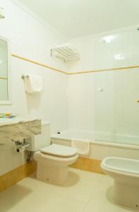 贝洛拉多Hotel Jacobeo的白色的浴室设有卫生间和水槽。