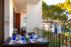 卡莱利亚德帕拉弗鲁赫尔Els Forcats的阳台上的一张桌子上摆放着蓝色的菜肴