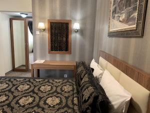 波诺尼亚酒店客房内的一张或多张床位