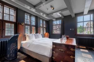 阿姆斯特丹Boutique Hotel The Craftsmen的一间卧室设有一张大床和窗户。