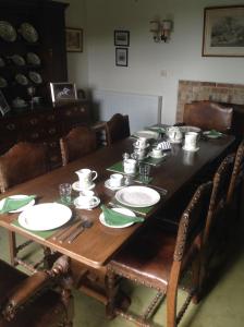 IdenBaron's Grange的一张木桌,上面有盘子和盘子