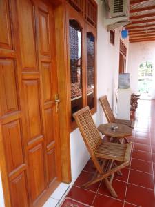 庞岸达兰Kancil homestay的一间设有两把椅子、一张桌子和一个窗户的房间