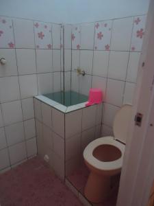 庞岸达兰Kancil homestay的一间带卫生间和浴缸的浴室