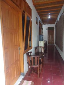 庞岸达兰Kancil homestay的一间设有门、桌子和椅子的房间