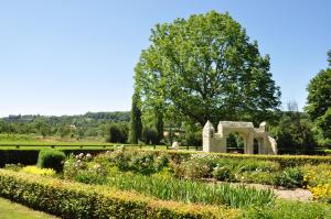 珀内代皮耶Les Jardins de Coppélia的远处设有一个小教堂的花园