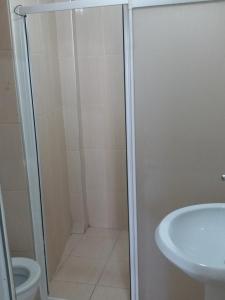 伊斯帕尔OTEL SERKAN的带淋浴、卫生间和盥洗盆的浴室