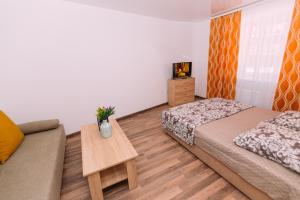 苏梅Apart-hotel on Kondrateva street New Building的一间带两张床和一张沙发的小卧室