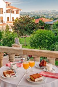 霍兹纳约帕斯加酒店spa别墅的餐桌,带食物盘和橙汁杯