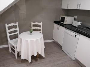 阿尔布费拉福林托马酒店的一间带桌子和微波炉的小厨房