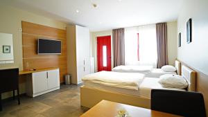 维也纳新城Nava Motel & Storage的酒店客房配有两张床和一张书桌