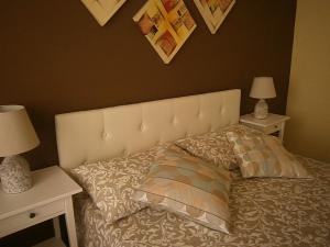 基耶蒂B&B Abruzzo Mare e Monti的一间卧室配有一张带两张桌子和两盏灯的床。