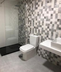 多列毛利诺斯New Click & Room的浴室配有白色卫生间和盥洗盆。