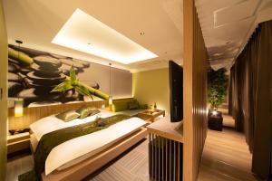 岐阜ホテル Tiger & Dragon 男塾ホテルグループ的一间卧室配有床和壁画